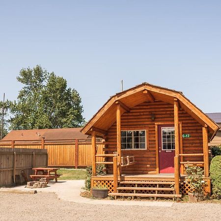 Redwood Coast Cabins And Rv Resort Юрика Экстерьер фото