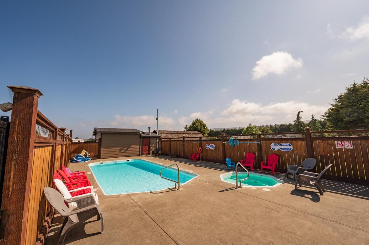 Redwood Coast Cabins And Rv Resort Юрика Экстерьер фото