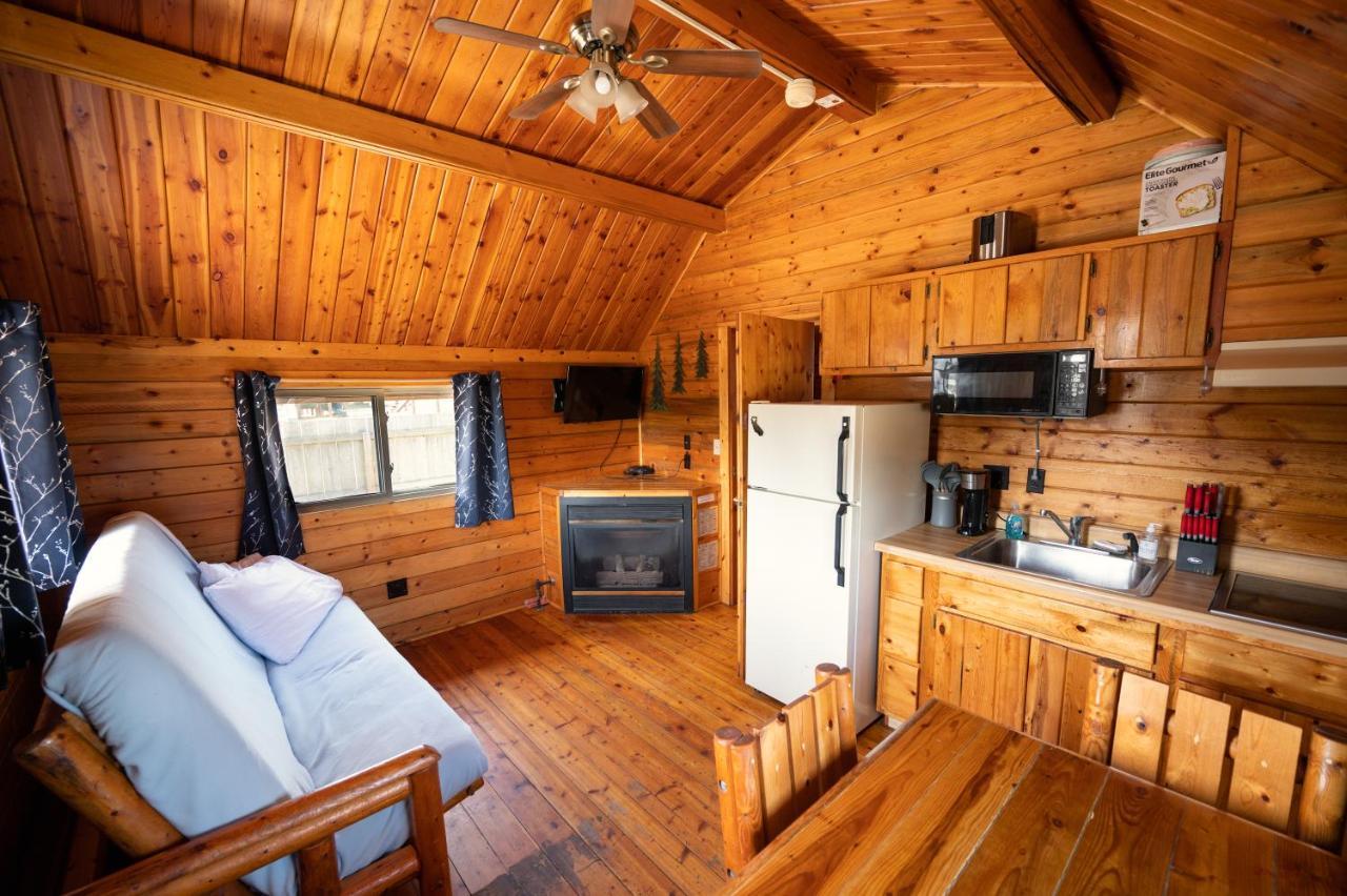 Redwood Coast Cabins And Rv Resort Юрика Экстерьер фото