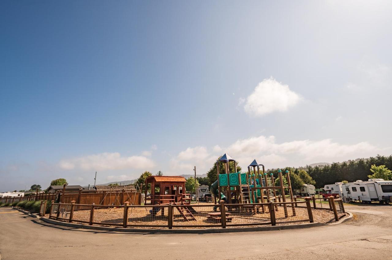 Redwood Coast Cabins And Rv Resort Юрика Экстерьер фото