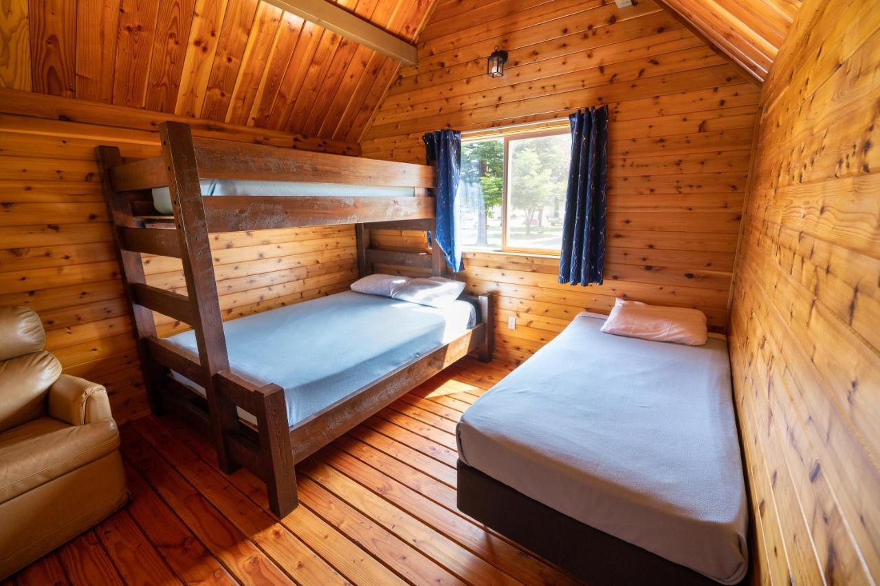 Redwood Coast Cabins And Rv Resort Юрика Экстерьер фото