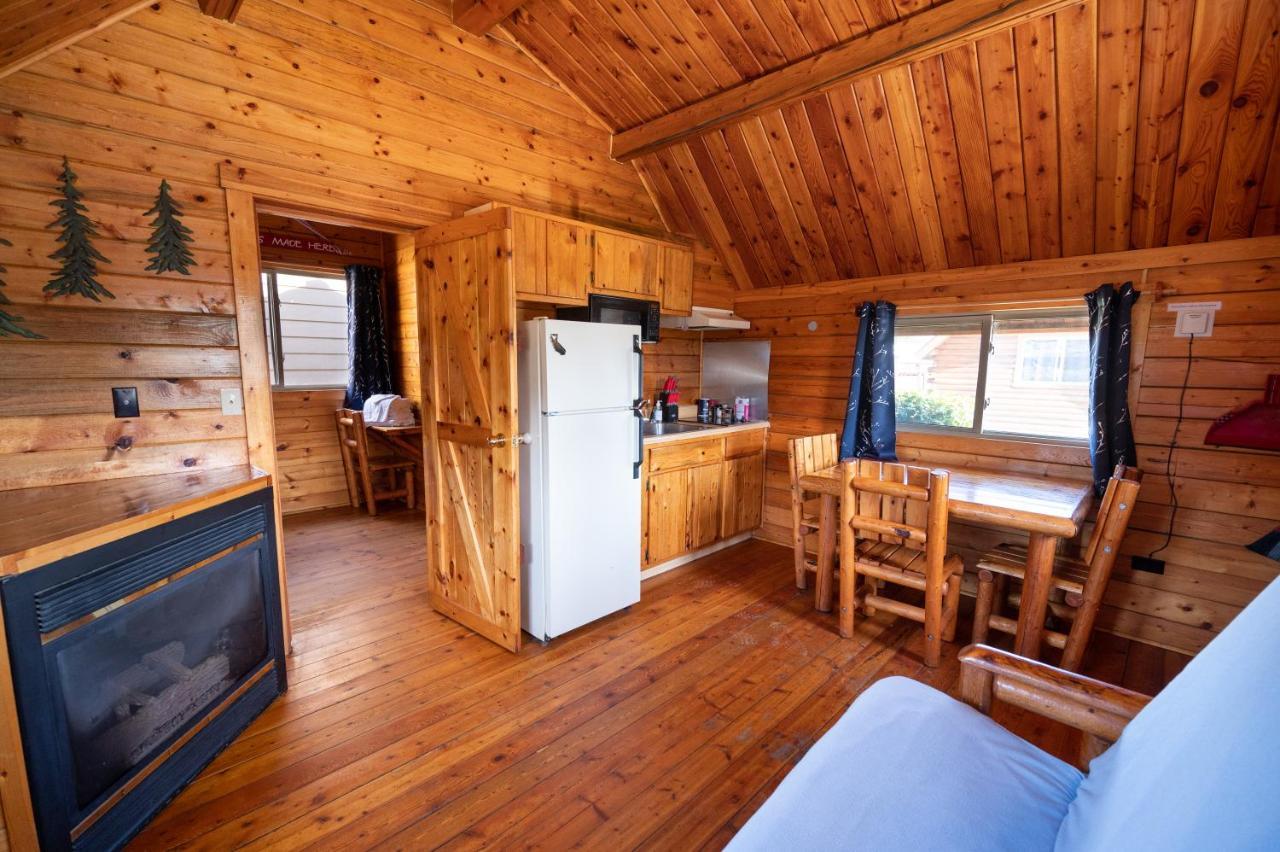 Redwood Coast Cabins And Rv Resort Юрика Экстерьер фото