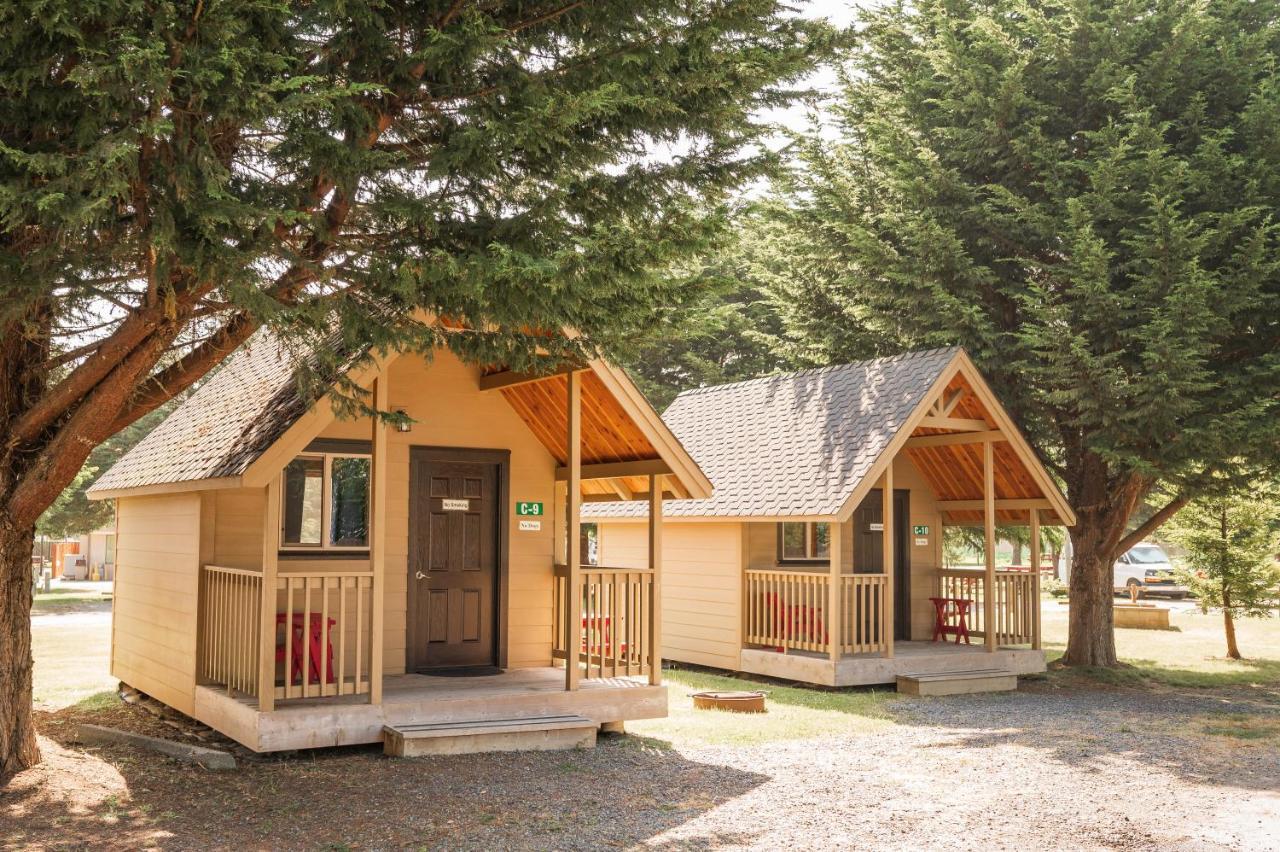 Redwood Coast Cabins And Rv Resort Юрика Экстерьер фото