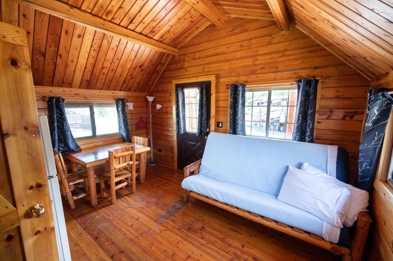 Redwood Coast Cabins And Rv Resort Юрика Экстерьер фото