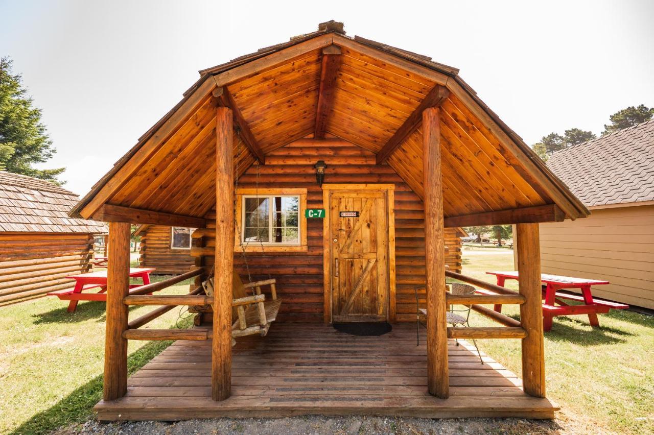 Redwood Coast Cabins And Rv Resort Юрика Экстерьер фото