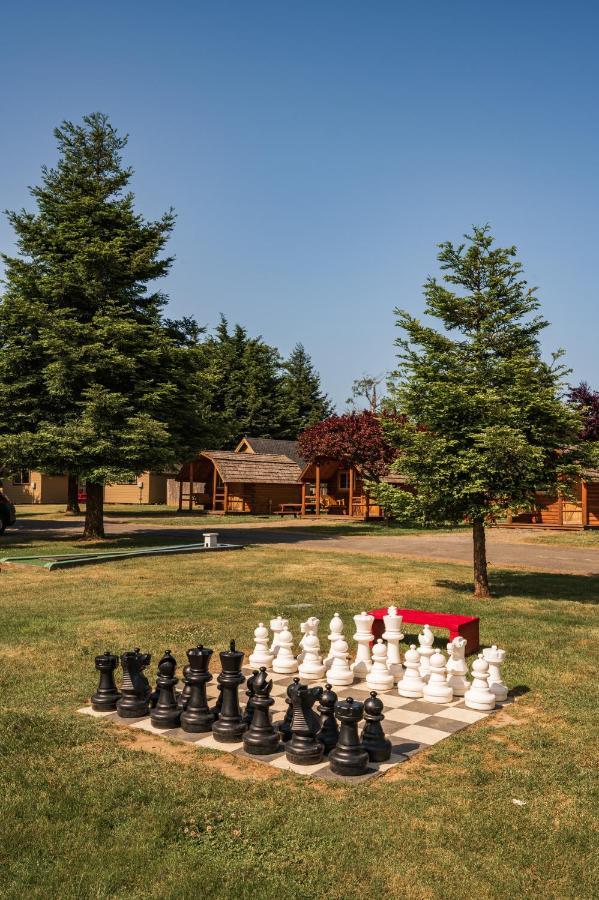 Redwood Coast Cabins And Rv Resort Юрика Экстерьер фото