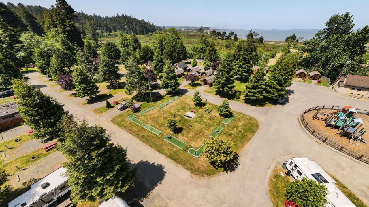 Redwood Coast Cabins And Rv Resort Юрика Экстерьер фото