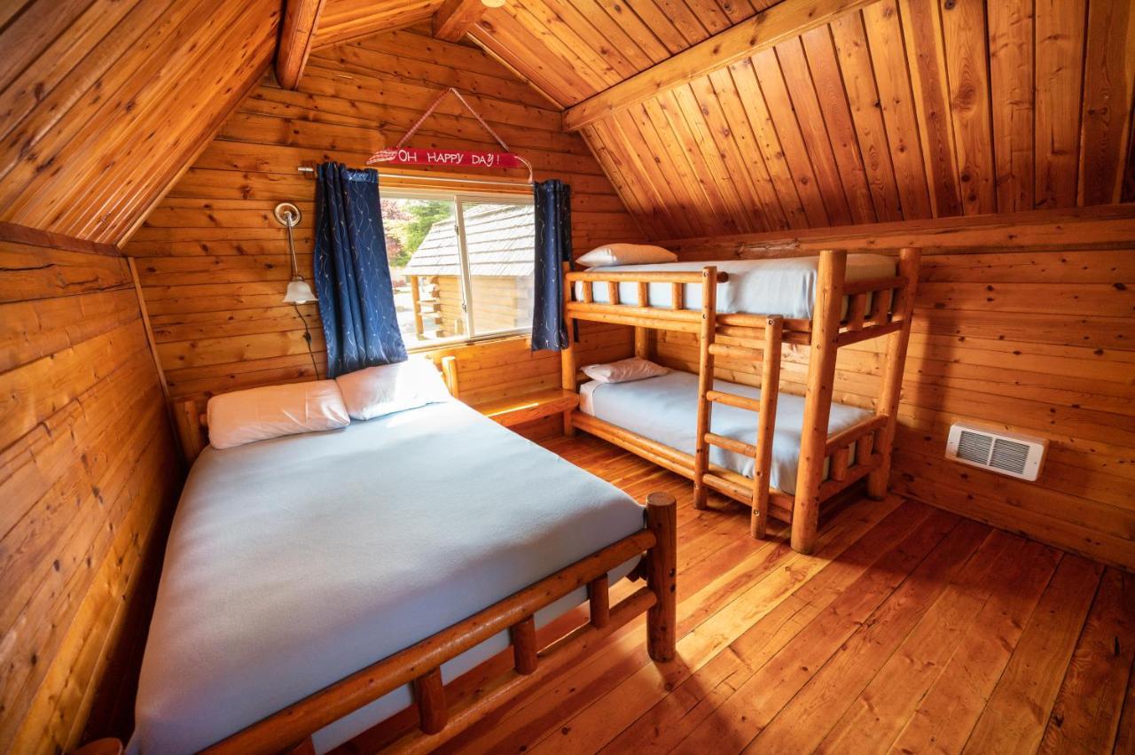 Redwood Coast Cabins And Rv Resort Юрика Экстерьер фото