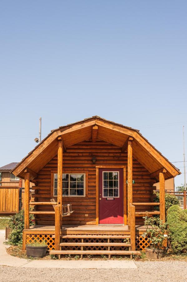 Redwood Coast Cabins And Rv Resort Юрика Экстерьер фото